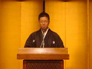 「人生楽ありゃ苦もあるさ」水戸黄門のテーマと共に登場した、植木会長の挨拶