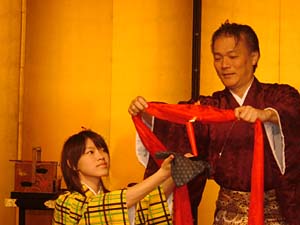 藤山新太郎と娘さんの共演による手妻(和風マジック)