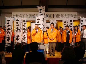 倉敷YEGのメンバーによる朝市の宣伝