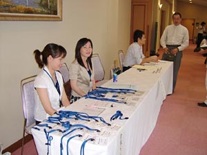 受付をするのは美女2人