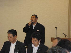 荒木文科委員会委員長による交流会の説明