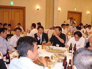 ここで歓談タイム。交流会の続きをするテーブルもありました