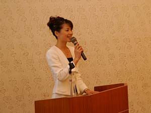 司会の中島アナウンサー