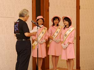 2005年度倉敷小町への感謝状を手渡す倉敷コンベンションビューロー会長 森喬氏