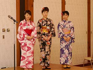 厳正な審査の上決定した2006年度倉敷小町の方々 写真左から、建部梨絵さん、小田上麻衣子さん、遠藤三恵子さん