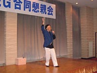 谷村新司さんのものまねで始まったマロン良氏によるアトラクション(ショーの間中、たくさんお酒を注がれてました。)