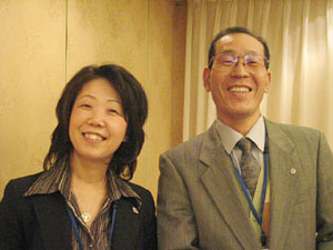 司会の親睦委員会渡壁副委員長と田坂院長