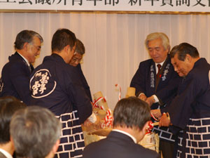 古市市長、大原会頭、岡副会頭、森田副会頭、永田副会頭、植木会長による鏡割 森田副会頭、樽酒ありがとうございました。