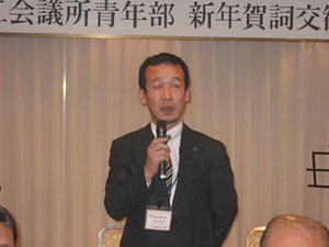 佐藤監事による講評「アイデアの出し方を皆さんに教えます。アイデアは神様のくれるご褒美です。その事を心底悩み考えたらご褒美がもらえるんです。」
