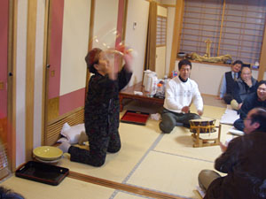 旅館のオバチャンの銭太鼓