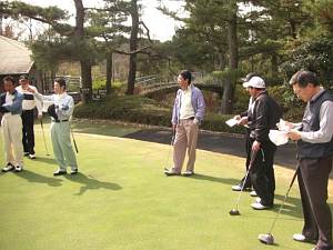 二宮さんによるルールの説明です。「参考までに、成績をルールのせいにしないこと。・・・ウンウン」