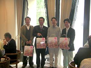 (左から)野口さん・OB城市さん・OB岡さん・二宮さん「地熱を読み、決して切れないバンドで運を引き寄せ、溶接した鋼の精神力で、PRした結果です!」