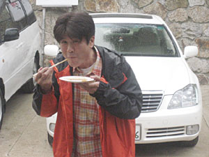 肉を頬張るOB中村さん