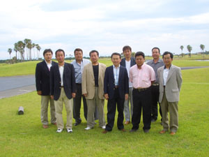 ���e��̑O�ɋL�O�B�e�@����a�V�n�a������q�~�x�d�f�R�c