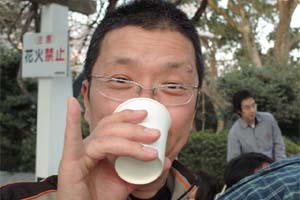 立てた小指にはどんな意味が?