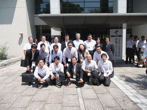 記念式典会場前にて