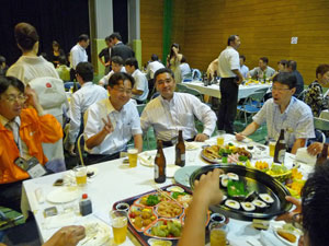 大懇親会 テーブルにはふぐ刺しが!