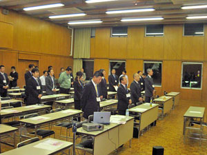 国歌斉唱、青年部の歌斉唱