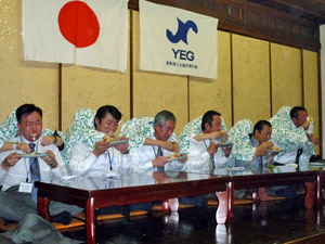 おいしそう(?)に食べてます