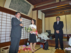 橋本委員から久本卒業生へ