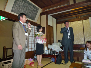 奥田委員から伊澤卒業生へ