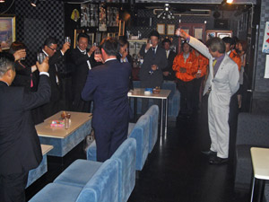 二次会スタート「乾杯!」