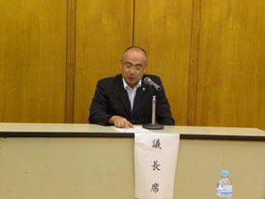 臨時総会議長　上西会長