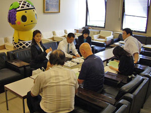 二宮副委員長と米田リーダーにくらモニ焼きの説明