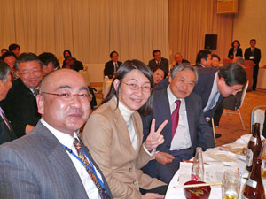 伊東市長も笑顔でピース