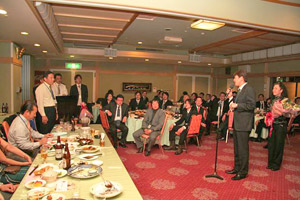 渡辺副会長より横溝監事へ