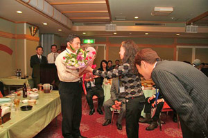 渡壁副会長より横溝監事へ花束の贈呈