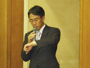 講演会司会を務める経営研修委員会・秋田修一副委員長