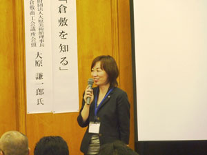 講師へ謝辞を述べる山本会長