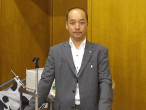 司会進行の例会委員会・三宅副委員長