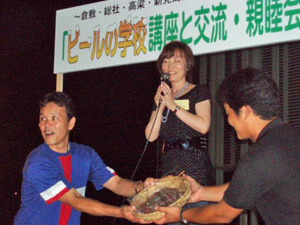 倉敷YEGから新見YEGさんへ。上浦さんよりとれたてタコの贈呈。