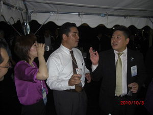 大懇親会。福川副会長熱く語る。山本会長呑む。