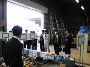 倉庫中央に個人別の道具置き場がありました