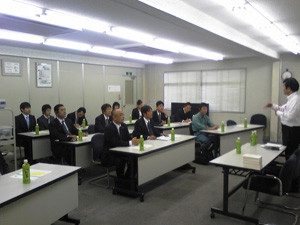 ペガサスキャンドル(株)社長質室長の高橋様から会社説明