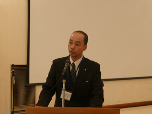 司会は、三宅委員
