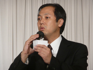単会PRタイム、協賛商品を紹介中の児島YEG・永山副会長