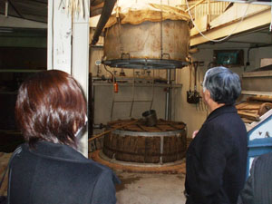 釜場、大量の加圧蒸気で米を蒸します