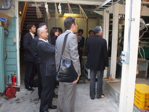 皆さん熱心に説明を聞いています