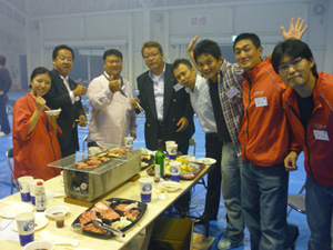 千屋牛を前にポーズ!
