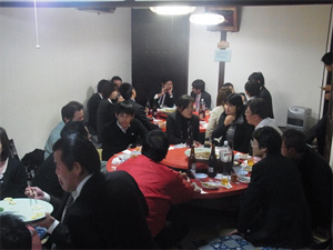 おいしい中華料理とお酒をいただきながら親睦を深めています